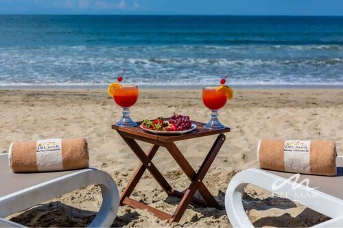 Cozy beachfront condo w/ pool & beach access