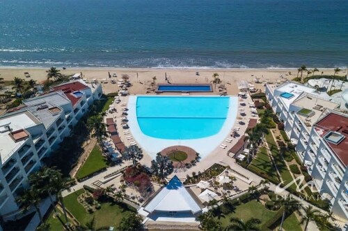 Waterfront condo w/ balcony & pool