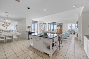 Deluxe Condo, 4 Bedrooms, Balcony, Beach View | Private kitchen