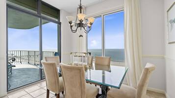 豪華公寓客房, 4 間臥室, 陽台, 海灘景觀 | 房內用餐區