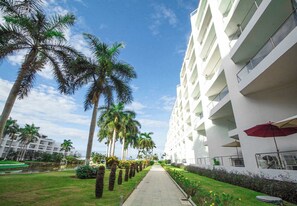 Property grounds - Waterfront condo w/ balcony & beach access (Nuevo Vallarta)