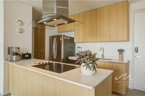 Kühlschrank, Mikrowelle, Ofen, Herdplatte