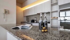 Kühlschrank, Mikrowelle, Wasserkocher mit Kaffee-/Teezubehör