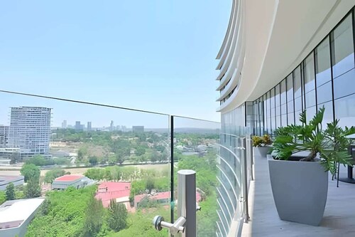 Spacious condo w/ pool & gym