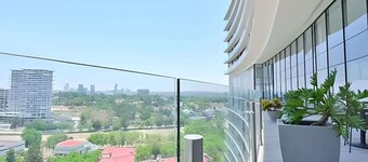 Spacious condo w/ pool & gym