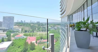 Spacious condo w/ pool & gym