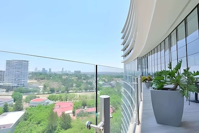 Spacious condo w/ pool & gym