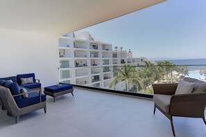 Property grounds - Aria Ocean 3BR condo w/ serene views & resort pool (Nuevo Vallarta)
