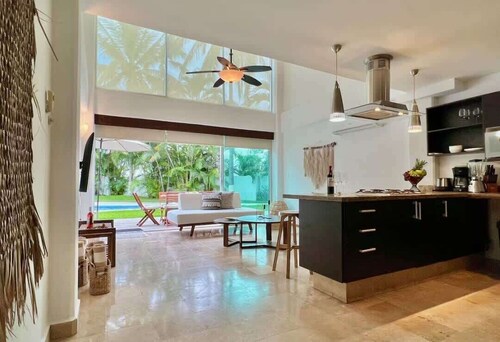 Coastal condo w/ pool & hot tub access