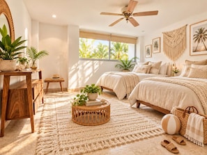 Ein Schlafzimmer mit zwei Betten, einem Deckenventilator, einem großen Fenster mit Blick auf Palmen und einem Holzboden.