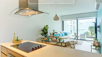 Réfrigérateur, micro-ondes, cafetiÚre/bouilloire, chaise haute