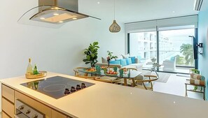 Refrigerador, microondas, cafetera y tetera y periquera 