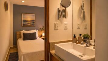 Shower, towels, shampoo