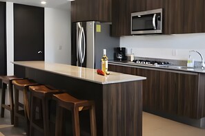 Réfrigérateur, micro-ondes, batterie de cuisine, vaisselle et ustensiles
