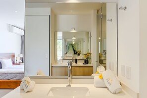 Sèche-cheveux, serviettes fournies, papier toilette