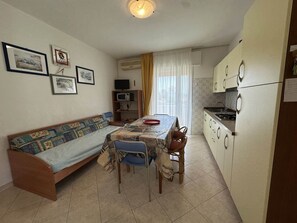 Appartement, 2 slaapkamers, balkon, uitzicht op oceaan | Woonkamer