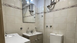 Hair dryer, towels, soap, toilet paper - Studio next to the Beach (Vouliagmeni)