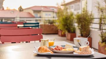 Petit déjeuner buffet (14.90 EUR par personne)