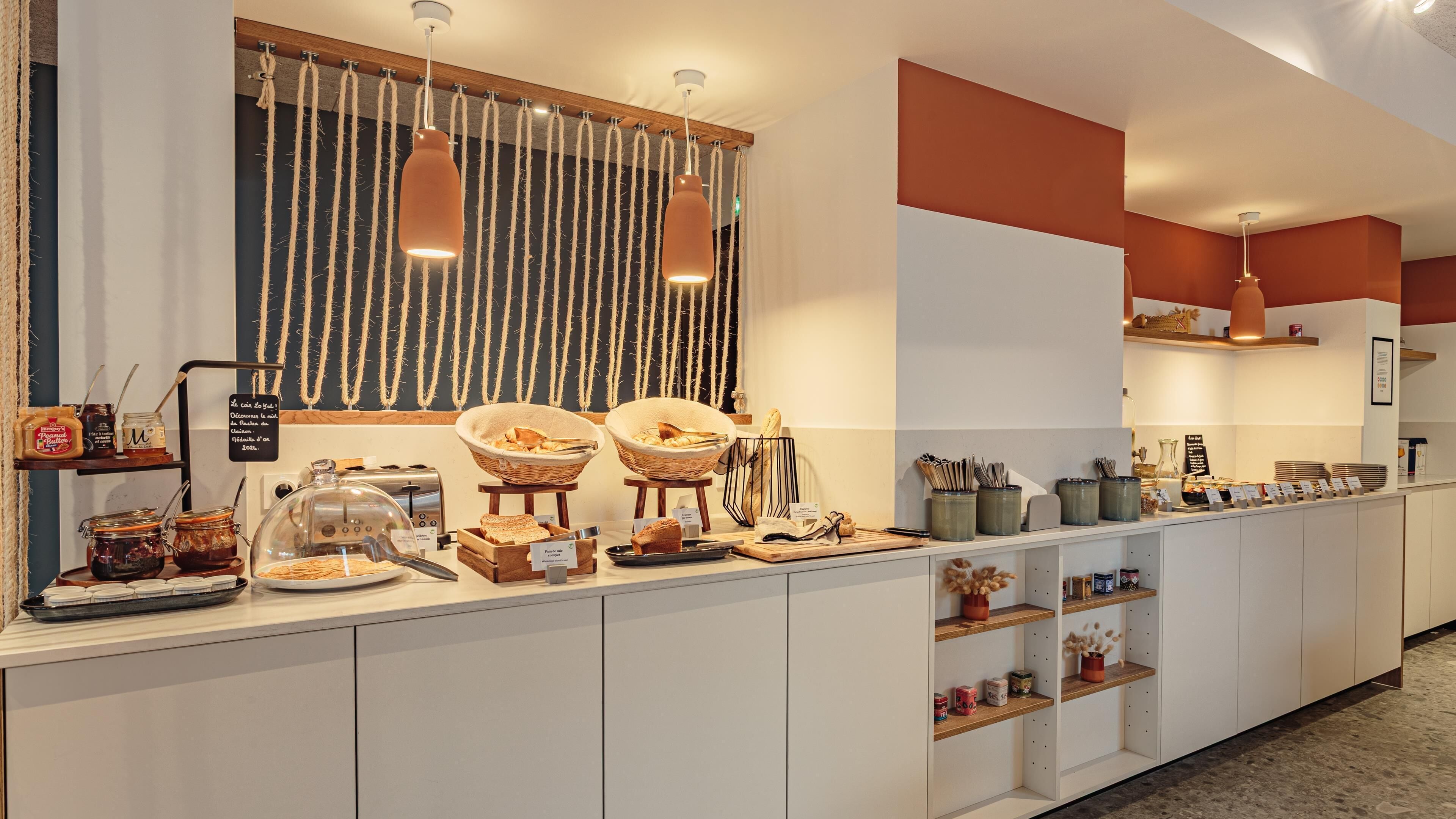 Desayuno buffet diario (EUR 14.90 por persona)