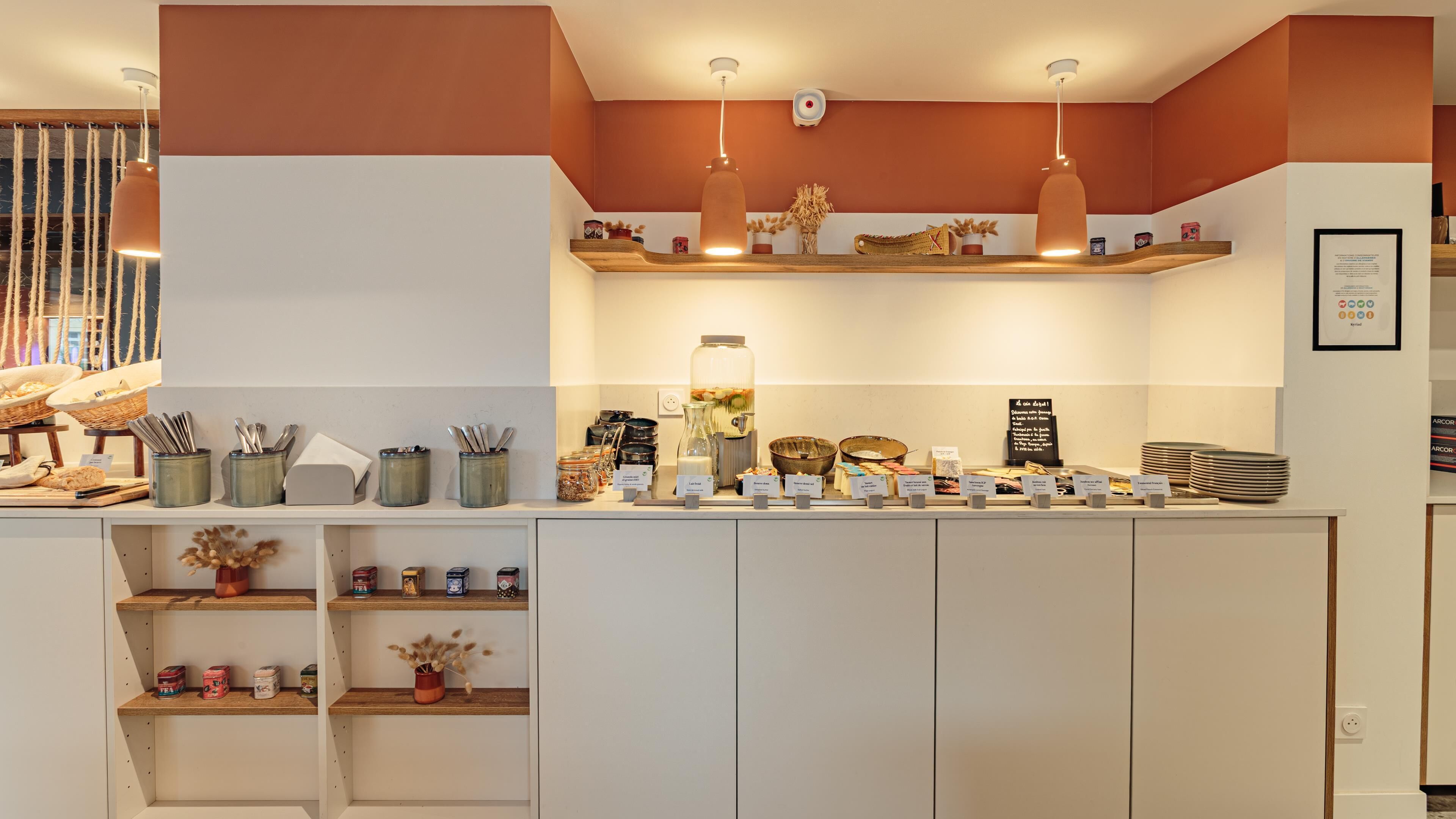 Un buffet proposant une variété de plats et d'ustensiles.