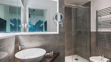 Doccia, asciugacapelli, bidet, asciugamani