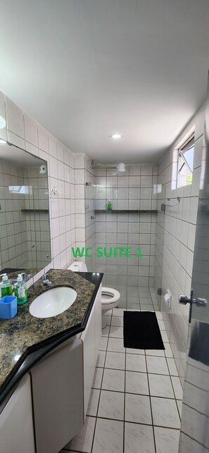 ヘアドライヤー、タオル、トイレットペーパー