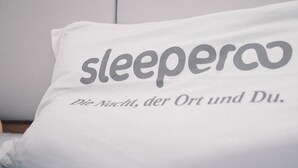 A pillow with the text "sleepero" and "Die Nacht, der Ort und Du." - Alpaka Dream Unique Stay - Cube (Hohenbucko)