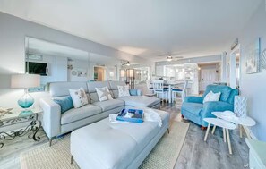 Living area - Sea Breeze @ Regency Towers DIRECTLY ON THE BEACH! (Panama City Beach)