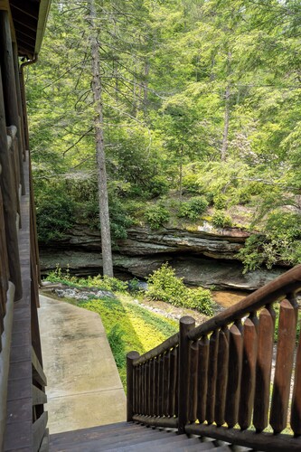 Luxurious Log Cabin Retreat: Your Private Getaway