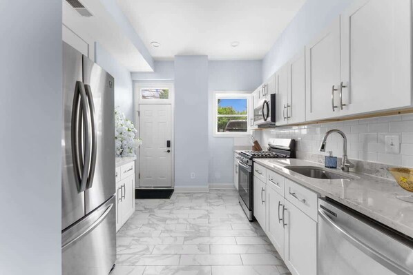 Refrigerador, parrilla de estufa y cafetera y tetera 