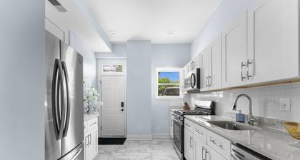 Spacious 4-bedroom townhome with WiFi, AC in wonderful Alexandria