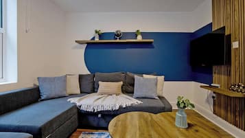 Departamento, 2 habitaciones, para no fumadores | Área de sala de estar | Televisión de pantalla plana