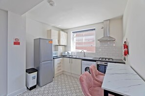 Appartement, 3 slaapkamers, keuken | Privékeuken | Een waterkoker, een eettafel