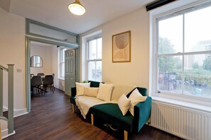 Appartement, 4 slaapkamers | Woonruimte | Flatscreentelevisie