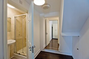 Bathroom - Imperial Whitechapel Apartments (London)