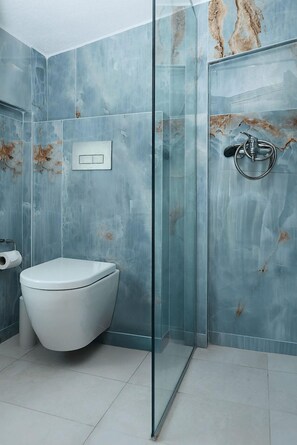 Hårføner, håndklær, såpe og sjampo