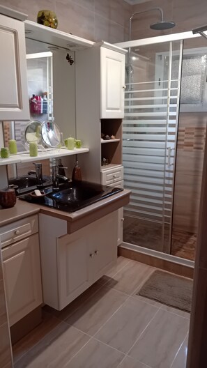 Doccia, asciugacapelli, asciugamani, sapone