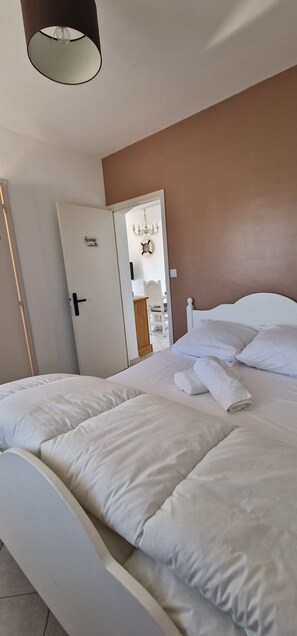 2 chambres, fer et planche à repasser, Wi-Fi, draps fournis