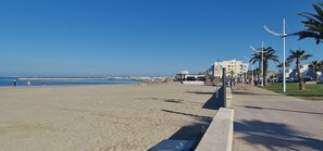 Beach - SUPERB APARTMENT (sleeps 6) with SEA VIEW TERRACE 50 metres from the BEACH (Le Grau-du-Roi)