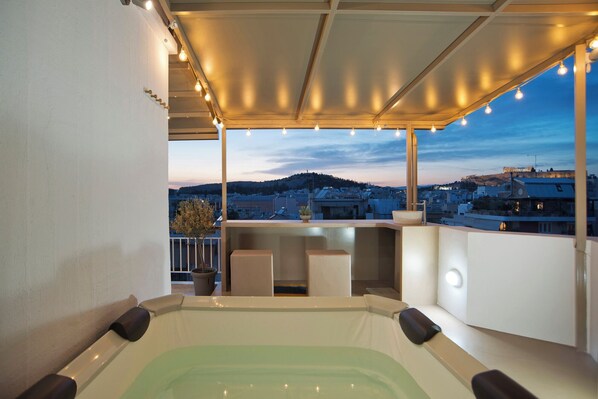 Outdoor spa tub
