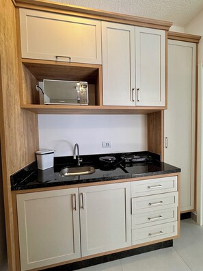 Réfrigérateur, micro-ondes, plaque de cuisson, cafetière/bouilloire