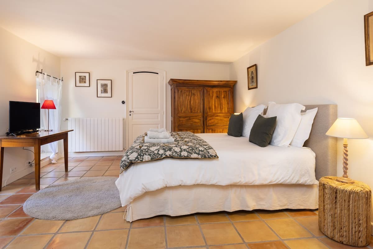 In-room safe, free WiFi, bed sheets