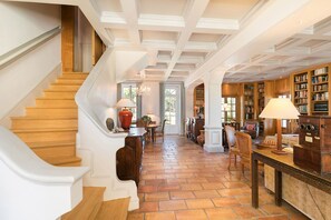 House, Ensuite (Privatisation ) | Lounge