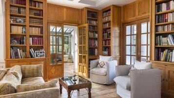 House, Ensuite | Lounge