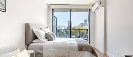1 habitación, tabla de planchar con plancha, internet y ropa de cama