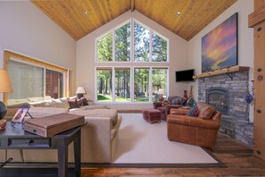 Smart TV, fireplace