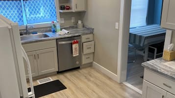 Micro-ondes, four, plaque de cuisson, lave-vaisselle