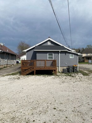 Exterior - Short walk to campus Charming 3BR house with WiFi ample parking in Bloomington (Bloomington)