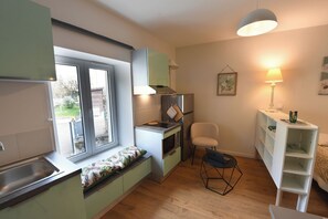 Een magnetron, een oven, een kookplaat, een vaatwasser