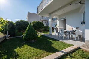 Outdoor dining - Spacious 2BR Apartment with Terrace & Parking in Neum (Neum)